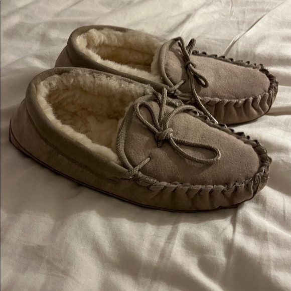 (8/9) Wi Woolies Women’s Suede Shearling Moccasin Slippers - Picture 2 of 7